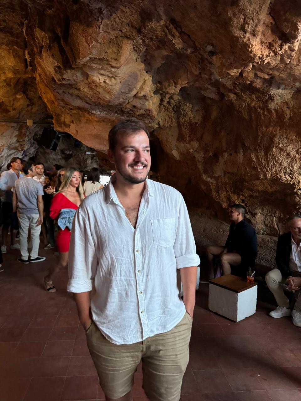 Gabriel em evento dentro de uma gruta em Mallorca