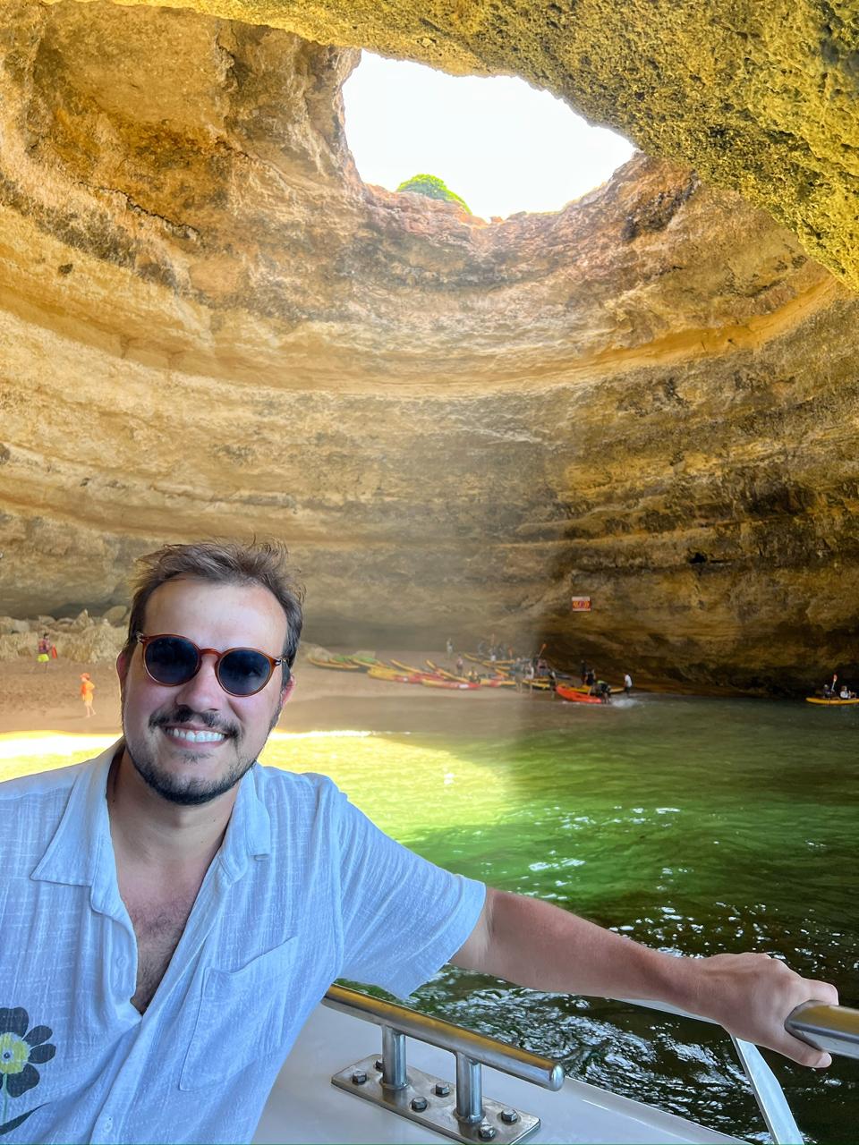 Gabriel dentro da gruta de Benagil, no Algarve